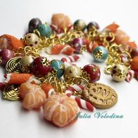 2 вариант Браслета "Мандариновый Новый год" в бирюзово-малиново-золотой гамме. Елочные шары, шишки, мандарины и красно-белые леденцы! 1350 руб.