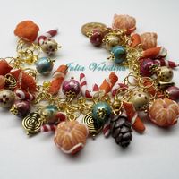 2 вариант Браслета "Мандариновый Новый год" в бирюзово-малиново-золотой гамме. Елочные шары, шишки, мандарины и красно-белые леденцы! 1350 руб.