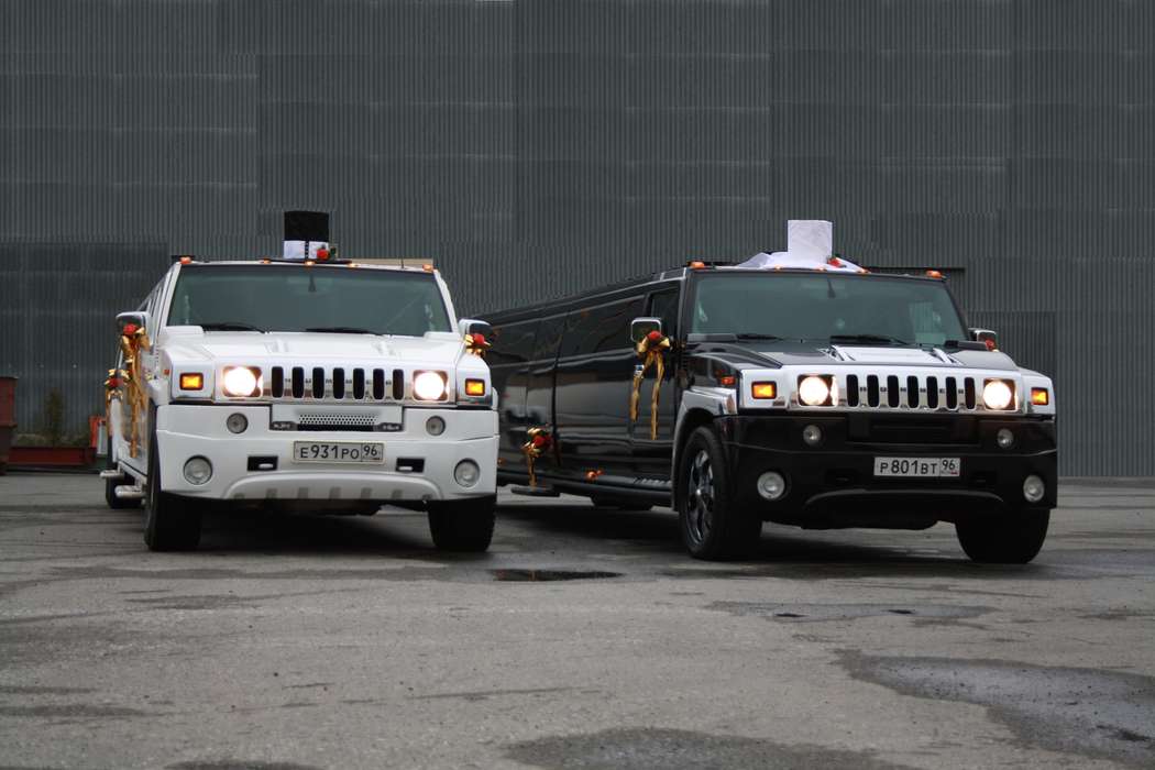 Два автомобиля марки "Hummer"белого и черного цвета в цилиндрах как украшение тех же тонов. - фото 532114 Лимузины Пять звезд - прокат лимузинов