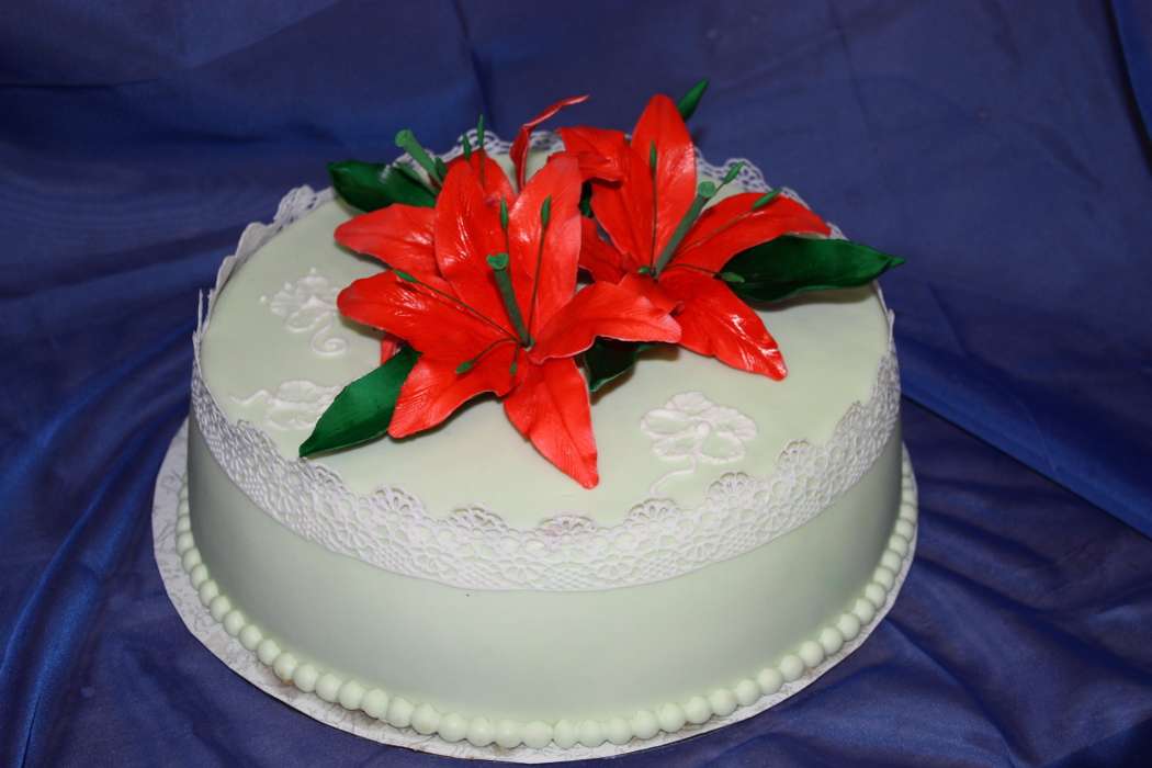 Свадебный торт с букетом роз - фото 2308910 Кондитерская Торт Микс