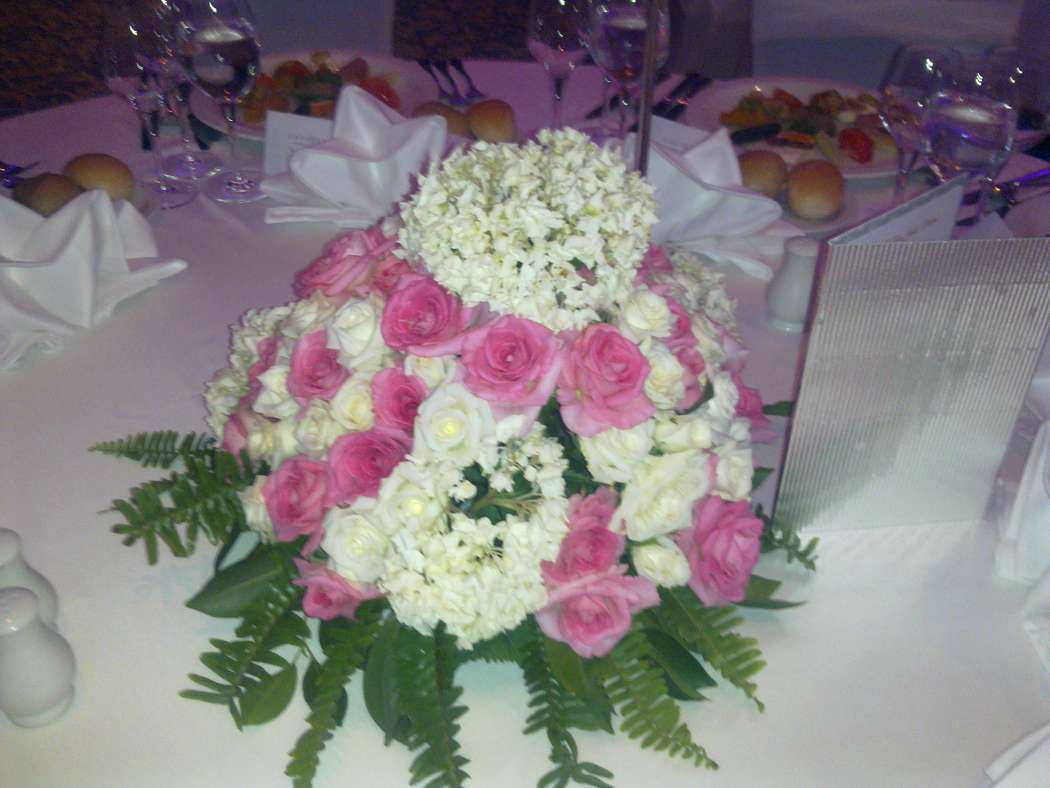 композиция из цветов на стло гастям - фото 1020091 TUANA Организация свадьб и торжеств в Анталии
