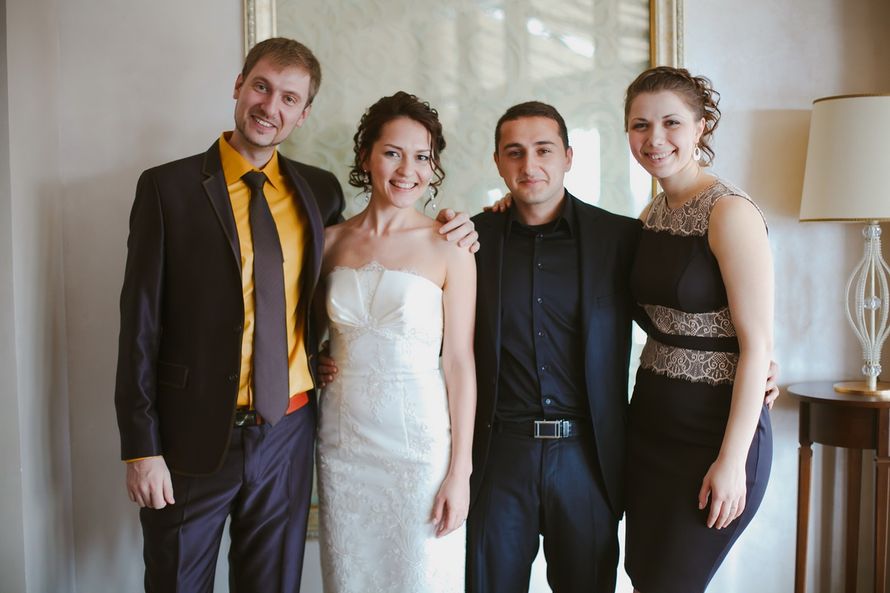 Гости рядом с женихом и невестой, на фоне стены - фото 986087 Master of сeremonies Андрей Крылов
