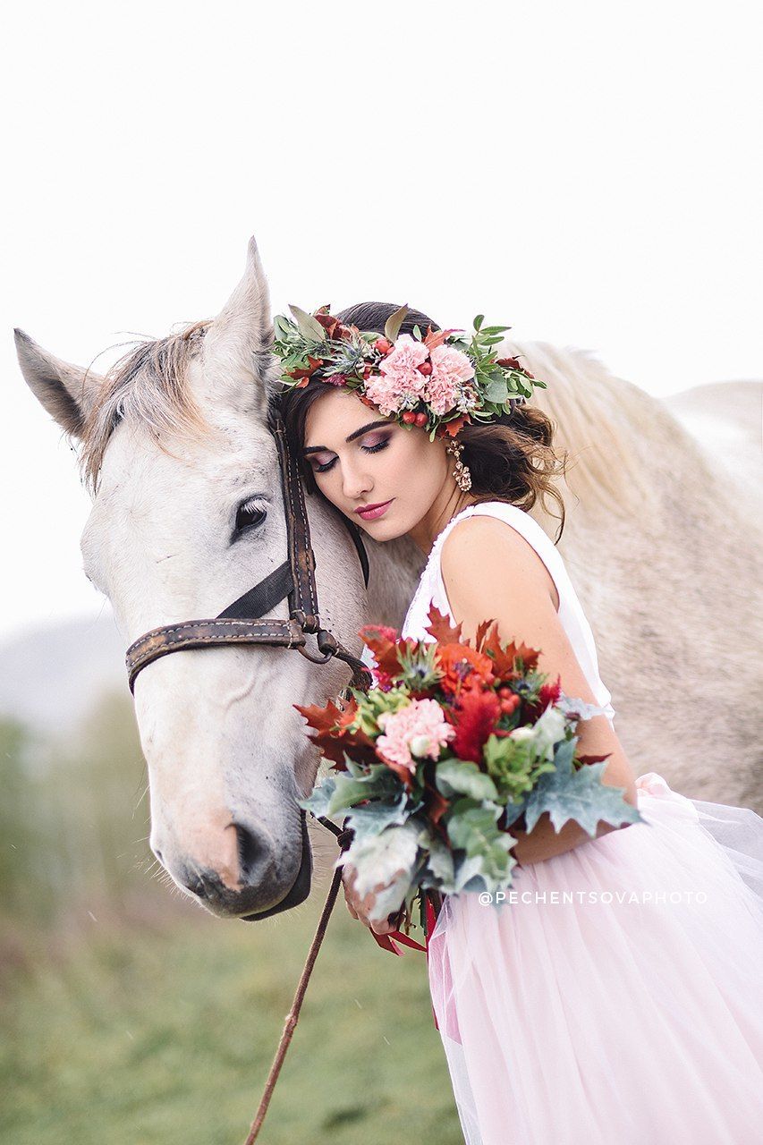 Конь жених. Фотопроекты с лошадьми. Фотосессия с бежевой лошадью. Жених и невеста на лошадях.