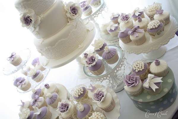 Трёхъярусный свадебный торт, украшенный белой мастикой, сиреневыми розами, капкейки, украшенные белой, сиреневой глазурью, - фото 516029 Невеста01
