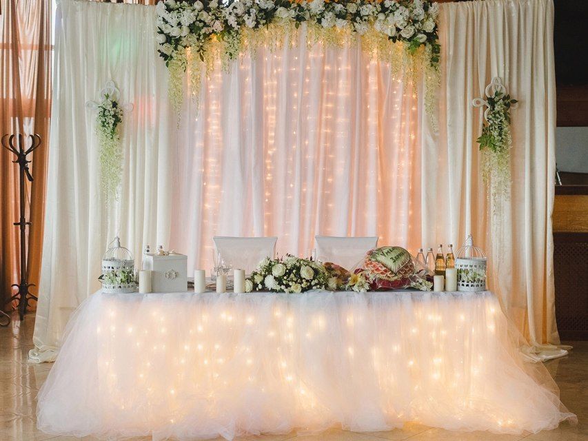 Президиум молодых. Украшение стола молодоженов на свадьбу. Декор стола молодоженов. Украшения президиума молодоженов. Декор президиума на свадьбу.