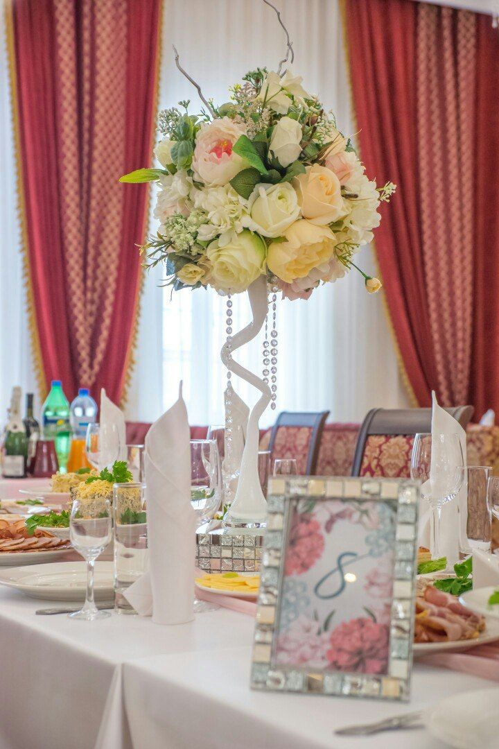 Оформление цветами гостевые столы