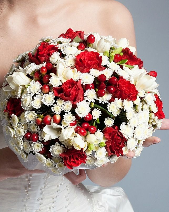 Букет невесты бело-красный, круглый. Ценаhttp://
(Свадебный букет невесты) - фото 10699452 Салон цветов "Надежда"