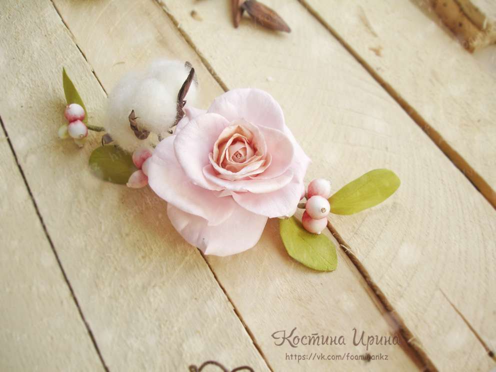 Брошь с хлопком, розой и нежным снежноягодником. - фото 14184010 Цветочные украшения Ирины Костиной