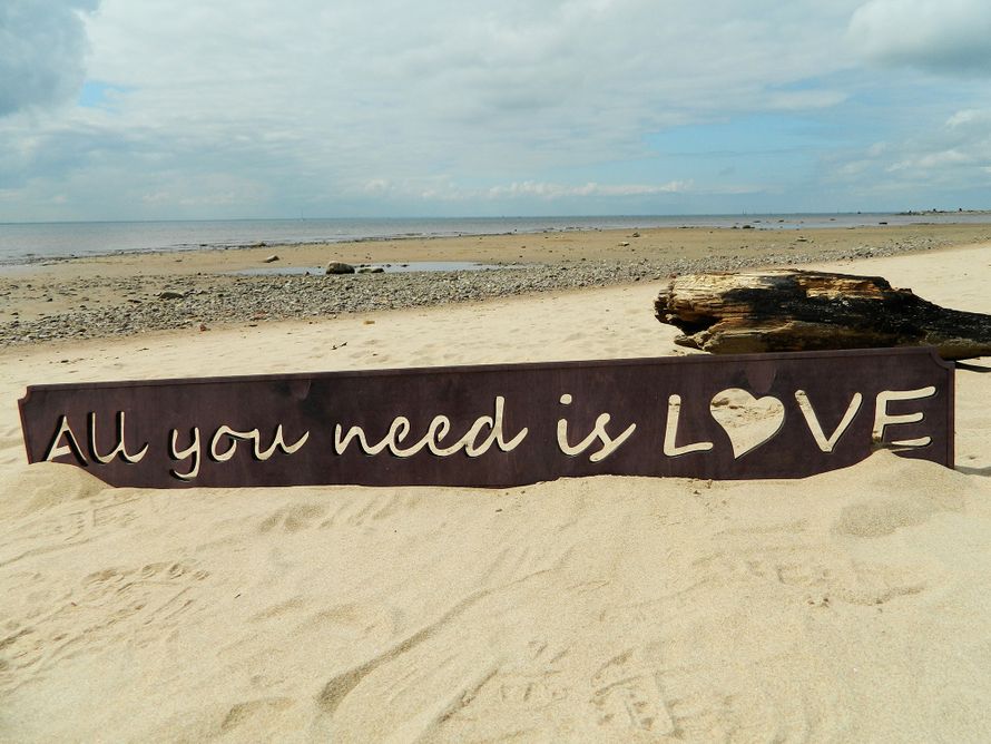 Надпись "All you need is love"