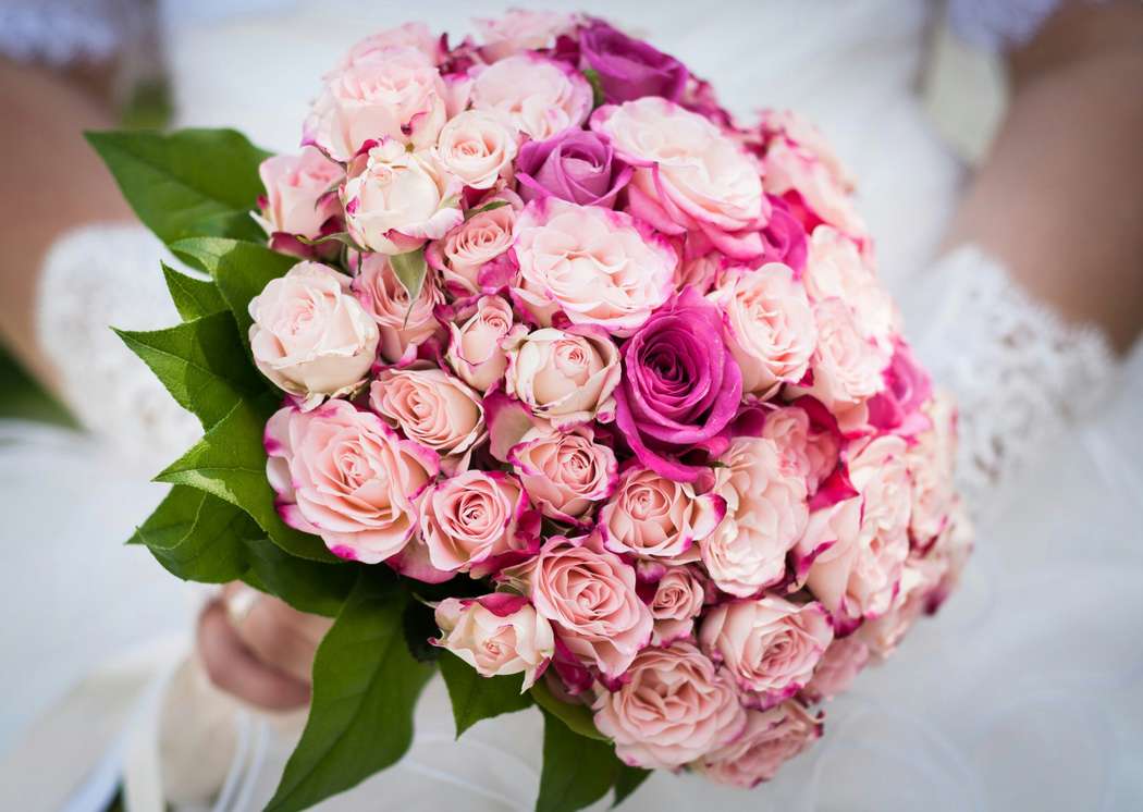 Свадебный букет из кустовой и одноголовой розы - фото 13357084 Флорист Светлана Зайцева
