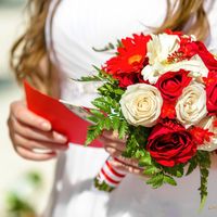 Букет невесты в красно-белой гамме из роз и гербер 