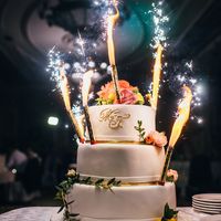 Украшение свадебного торта цветами