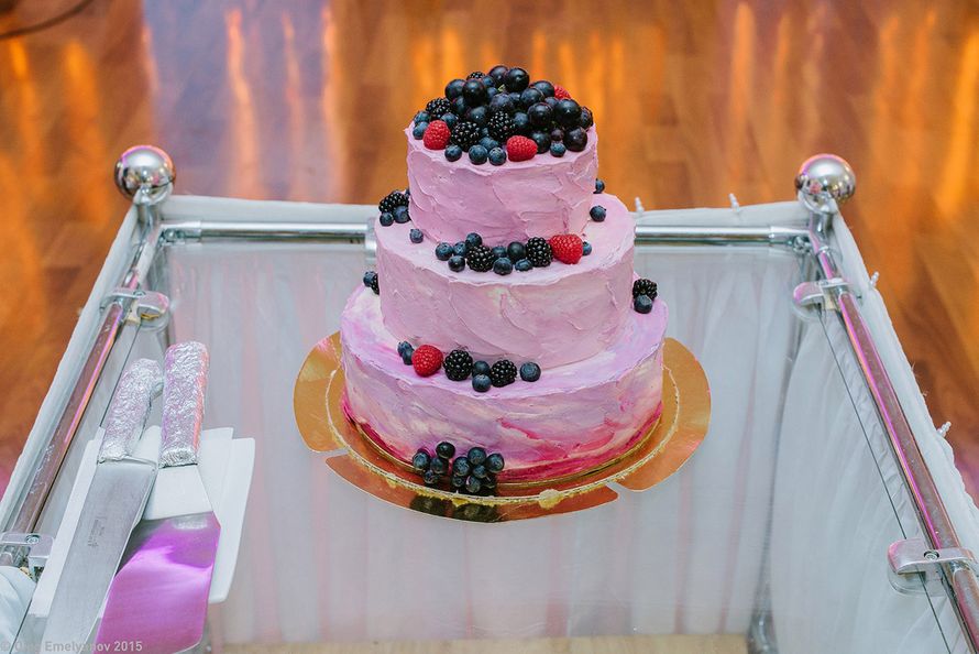 Свадебный торт омбре с ягодами от Свит Бисквит - фото 11351228 Кондитерская Свит Бисквит
