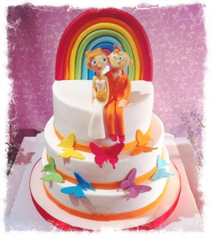 Трехъярусный свадебный торт, в белой мастике, украшенный разноцветными бабочками, радугой и фигурками молодых из сахарной пасты  - фото 519405 Мастерская "Тортики от Одри"
