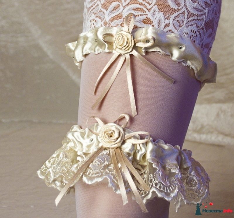 На ноге невесты узкая атласная подвязка цвета шампанского с атласным бантом и розой и такая же подвязка с кружевным рюшем - фото 473526 Алиса22