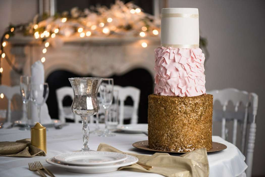 Шикарный свадебный торт ,сочетающий в себе несколько стилей-классику ,нежное кружево и блеск металла - фото 12248010 Кондитерская "Тирамису"