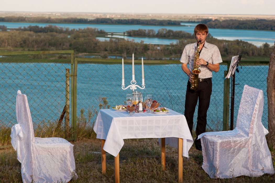 Оформление для свадебной фотосессии на природе, с участием саксофониста, с использованием стола с белой скатертью, белого - фото 794567 Саксофонист Алексей Шепиченко