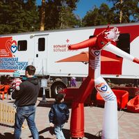 В акции также приняла участие Челябинская областная станция переливания крови. 3-х метровый аэромен, расположенный возле специально оборудованного комплекса, развлекал прохожих.