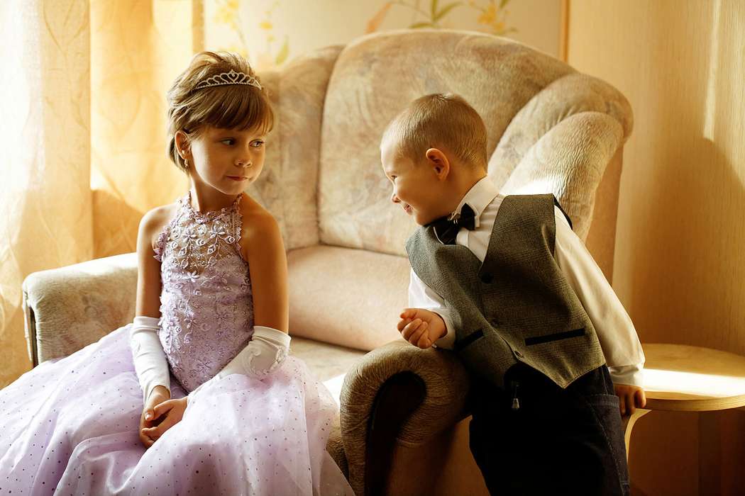 Девочка сидит в кресле в длинном пышном  платье рядом с мальчиком в красивом костюме с бабочкой - фото 1505115 Фотография Михайличенко