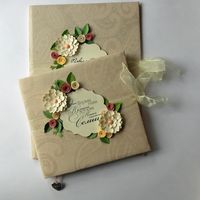 Свадебный комплект состоит из книги пожеланий в мягкой тканевой обложке, папки для свидетельства также в тканевой обложке, плана рассадки гостей и номеров столов.
По желанию в таком же стиле могут быть выполнены свадебные приглашения,бонбоньерки.
цветов