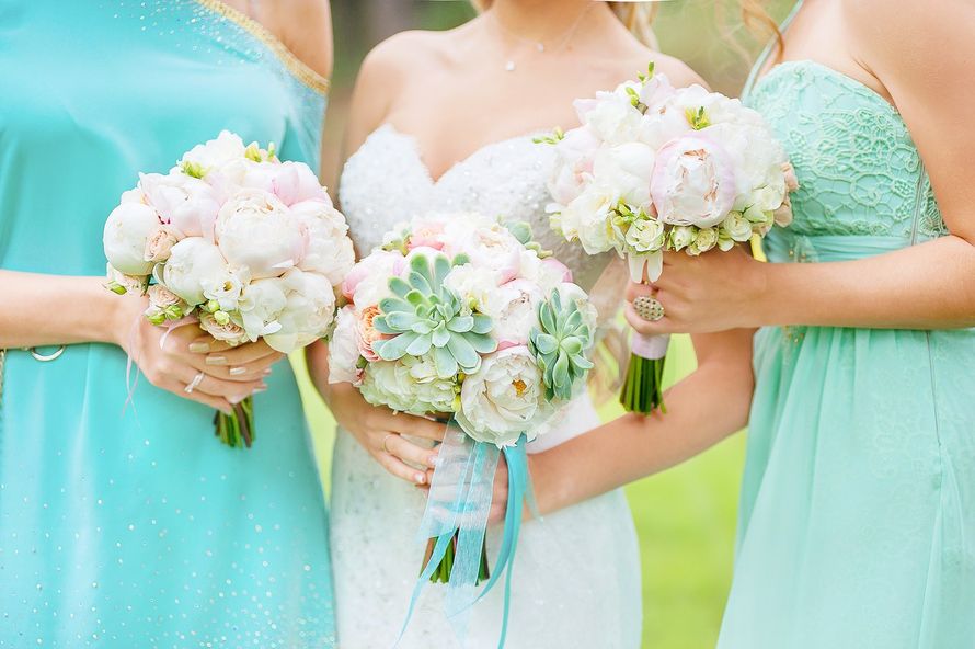 Подружки невесты в светло-бирюзовых платьях и невеста, с букетами в руках из зеленых суккулентов, светло-розовых пионов и белых - фото 1232703 Мастерская декора "Ваниль"