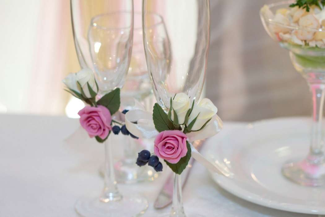 Оформление бокалов цветами из полимерной глины - фото 14463270 Свадебный декор от Ольги Луниной