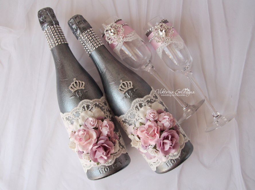 Свадебное шампанское и бокалы для молодожёнов в цвете серебро с нежными белыми, розовыми и сиреневыми цветами - фото 15598594 Невеста01