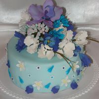Свадебный торт с сахарными цветами, кружевом, сложным декором