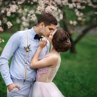 Стилизованная свадебная фотосессия в цветущем саду