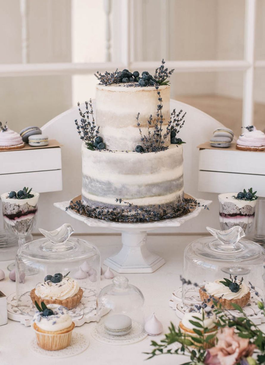 Cake спб. Свадебный торт в стиле Минимализм. Декор на свадьбу в стиле Минимализм. Стильное украшение свадебного торта. Стильный торт.