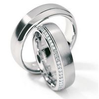 Обручальные кольца из платины с бриллиантами