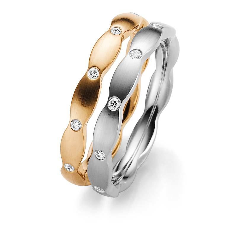 Обручальные кольца из золота с бриллиантами