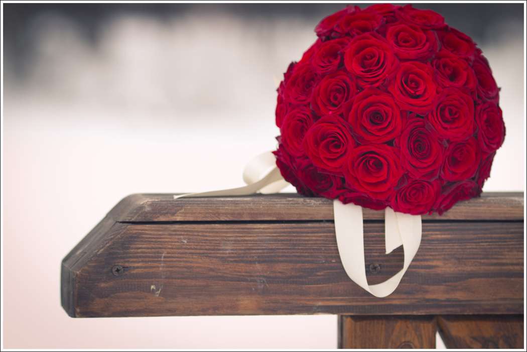 Букет невесты в круглом стиле из красных роз, декорированный белой атласной лентой - фото 919455 BeFlorie (БиФлори), студия цветов и декора