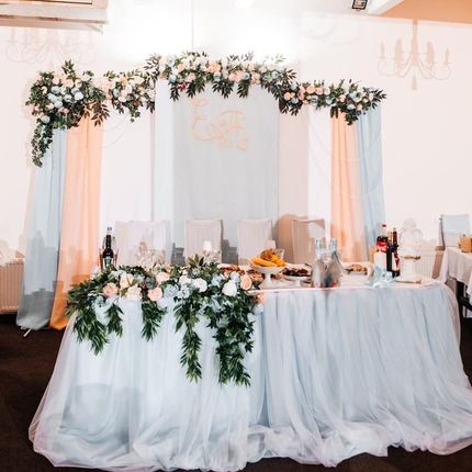 Оформление президиума для молодожёнов 