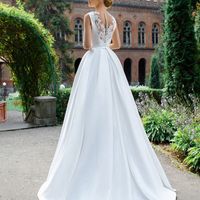 Свадебное платье А-силуэта с нежно декорированной спинкой  от австрийского бренда Solomia (S1703)