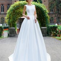 Свадебное платье А-силуэта с нежно декорированной спинкой  от австрийского бренда Solomia (S1703)