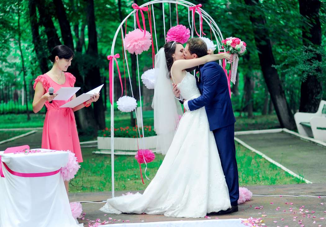Подковообразная свадебная арка, украшенная розовыми лентами и бело- розовыми помпонами - фото 1164773 Анна2390