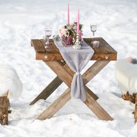 Оформление зимней свадебной фотосессии в серых и розовых тонах.