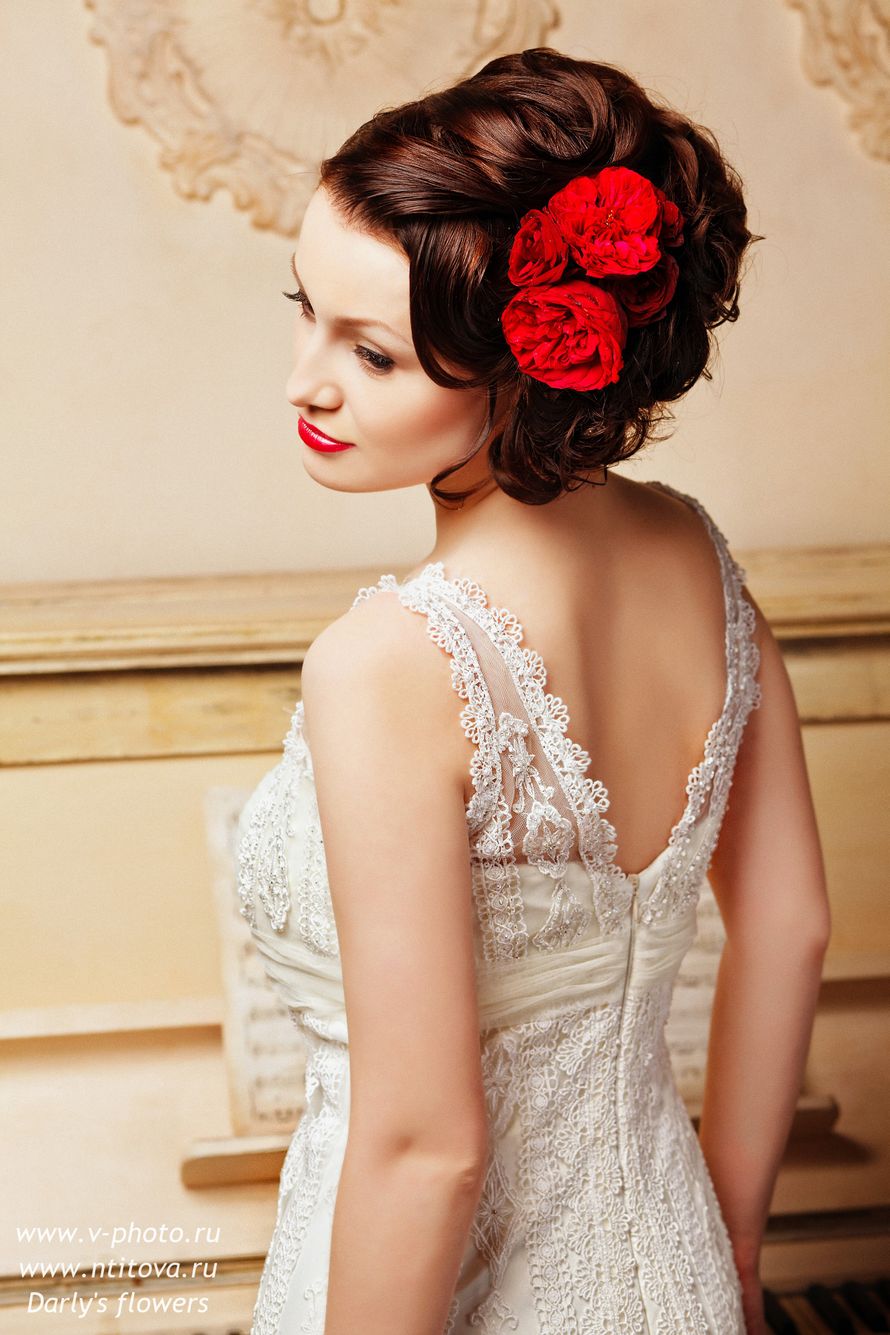 Причёску невесты украсили красные розы - фото 1148453 Стилист-визажист Надежда Титова