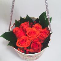 Букет с алыми розами в подарочной коробке