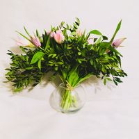 Букет-веер из тюльпанов, клематисов и гиперикума