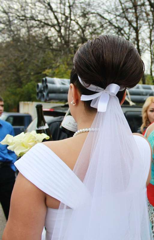 Нежный свадебный образ невесты подчеркнут прической на длинные волосы - собранные локоны, украшенные лентой и фатой - фото 557584 Катюнчик86