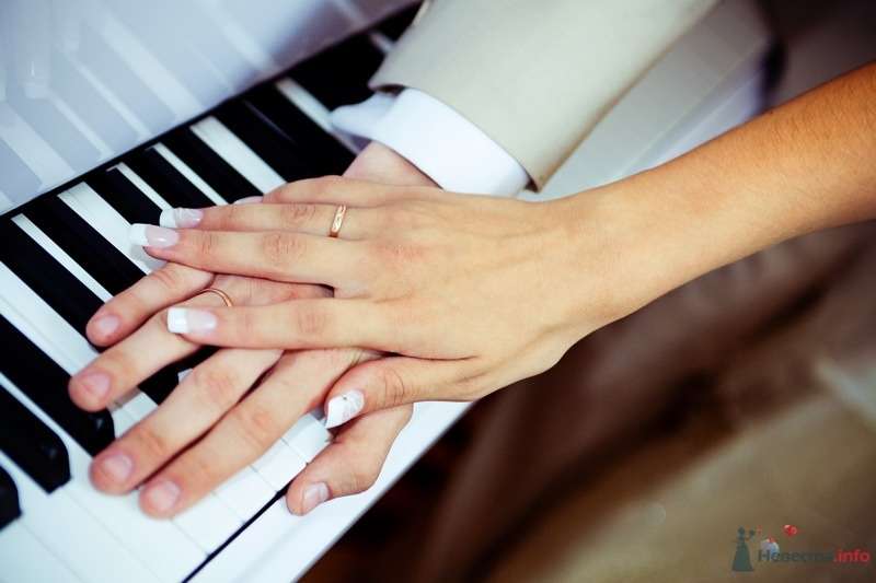 Рука невесты на фоне руки жениха и клавиатуры рояля. Маникюр- белый френч. - фото 62733 yanechka