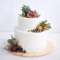 Многоярусный свадебный торт с ягодами