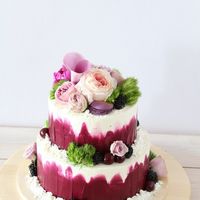 Свадебный торт с живыми цветами и макарони
