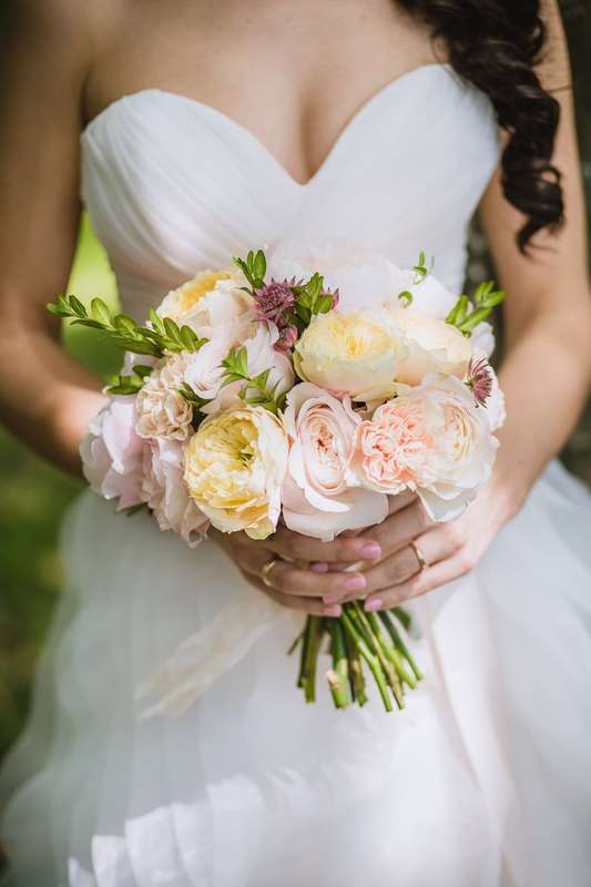 Букет невесты из розовых и белых роз, розовой астранции и зеленого рускуса  - фото 2985689 "FlowerRivers" - студия флористики