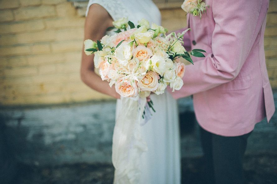 Букет невесты и бутоньерка из белых эустом и астильбы, зелени, белых и нежно-розовых роз, декорированный белым кружевом  - фото 3079107 "FlowerRivers" - студия флористики