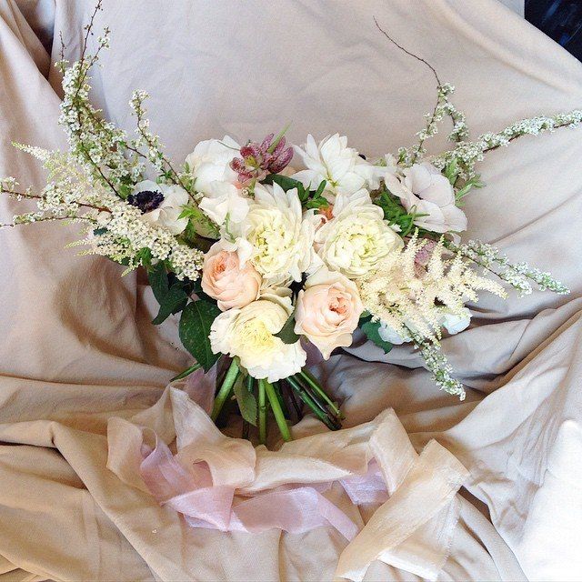 Букет невесты с шелковыми лентами для съемки в цветущих садах  (пионовидные розы, пионы, георгины, анемоны, спирея, астильба) - фото 5241913 "FlowerRivers" - студия флористики