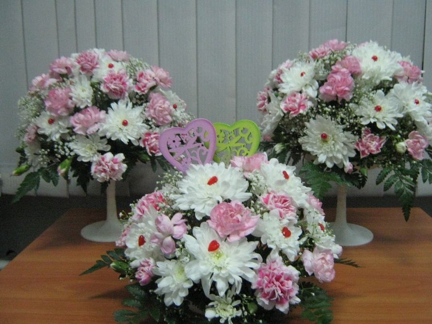 Букеты из белых хризантем,  розовых гвоздик, гипсофилы и папоротника. - фото 2587487 Цветочный магазинчик - услуги оформления