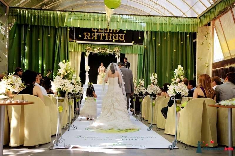 Квадратная арка с композицией из живых цветов, задрапированная нежной белой тканью, на фоне которой кресла для гостей - фото 173941 Bedrikova Studio - свадебное агентство